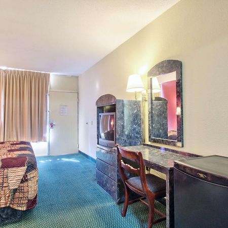 Econo Lodge Donalsonville Bagian luar foto